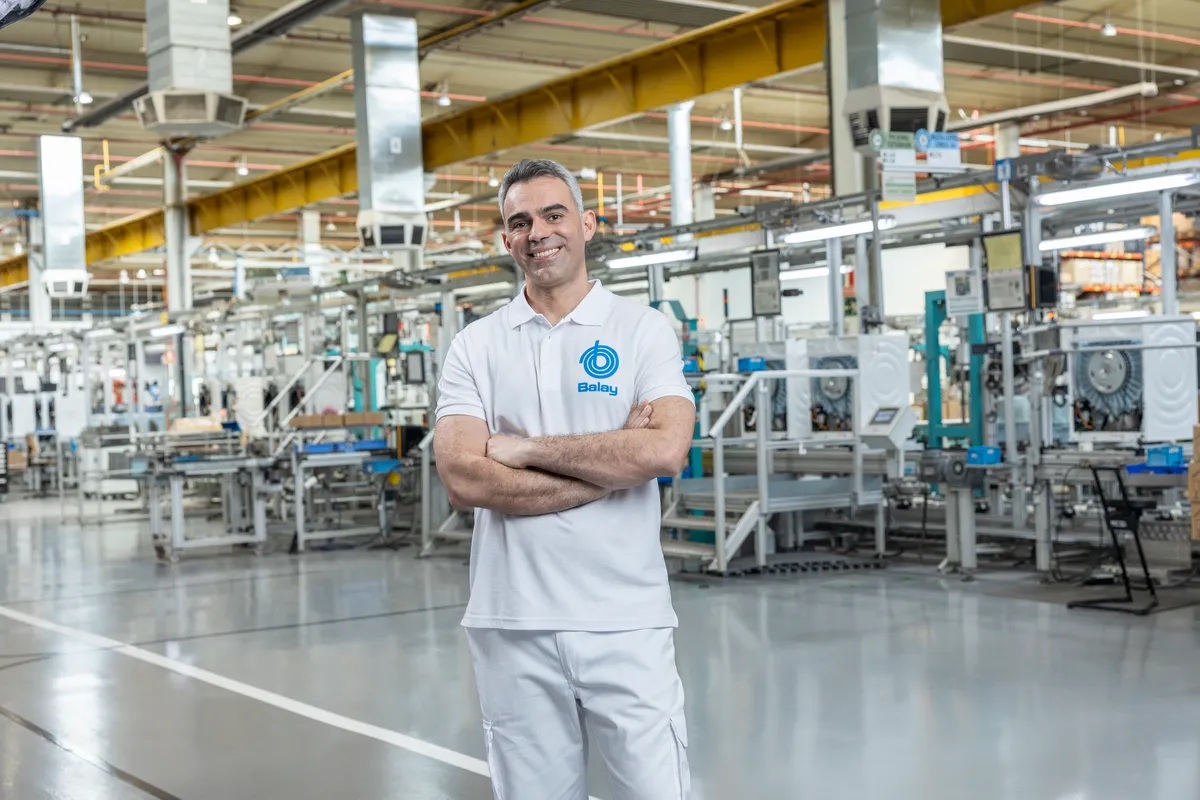 Imagen de empleado con uniforme balay en fabrica