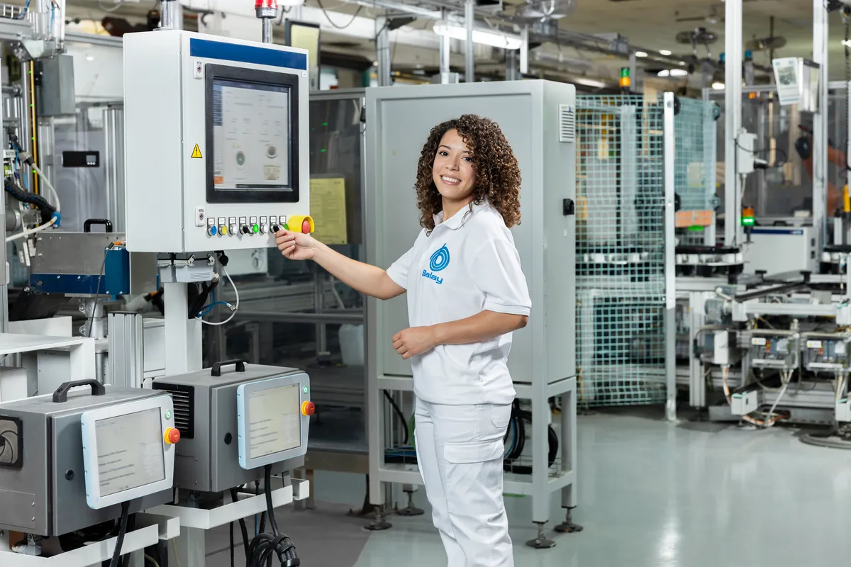 Imagen empleada Balay con uniforme de fábrica en fábrica