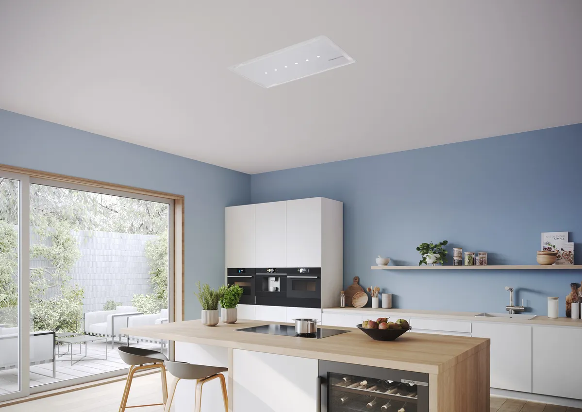 Een vrouw met een telefoon omringd door pictogrammen die staan voor klantenservice, kwaliteit, kortingen en waarschuwingen. 