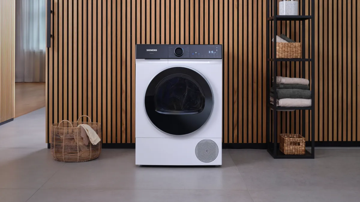 Siemens droger met als achtergrond een wand met houten latten