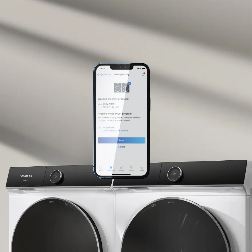 Ein Trockner mit intelligentDry Funktion. Über Home Connect kommunizieren Waschmaschine und Trockner. Der Trockner wählt somit die richtigen Programme aus.