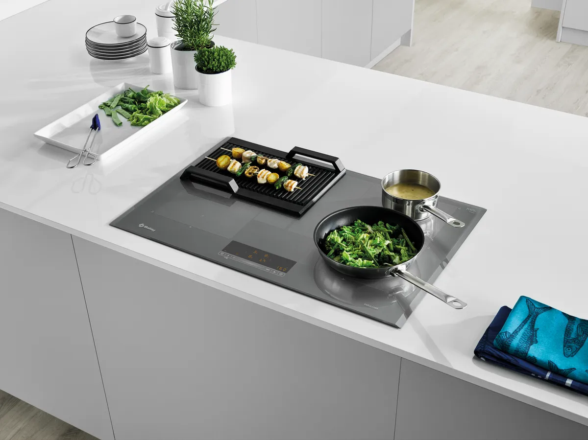 Plano placa antracita con zona flex Balay cocinando verduras