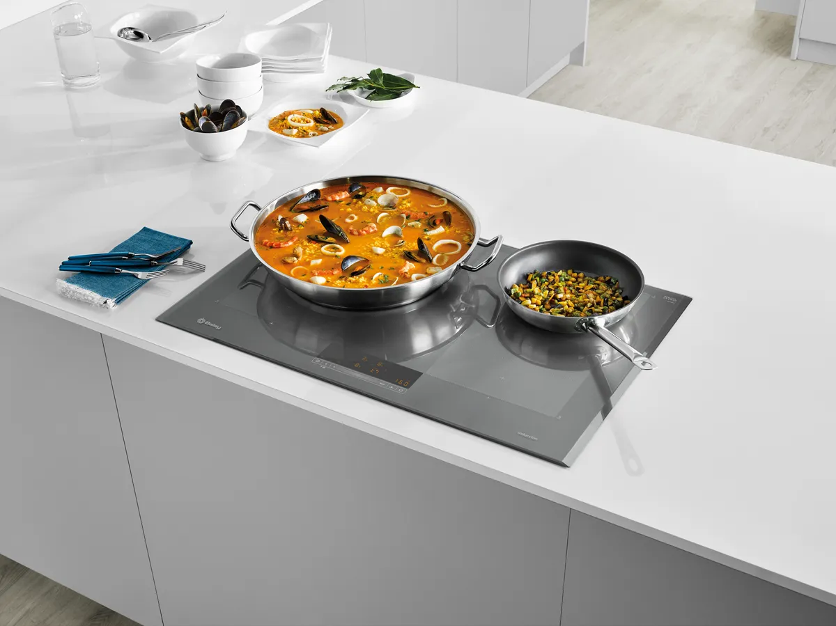 Plano placa flexinduccion Balay cocinando alimentos