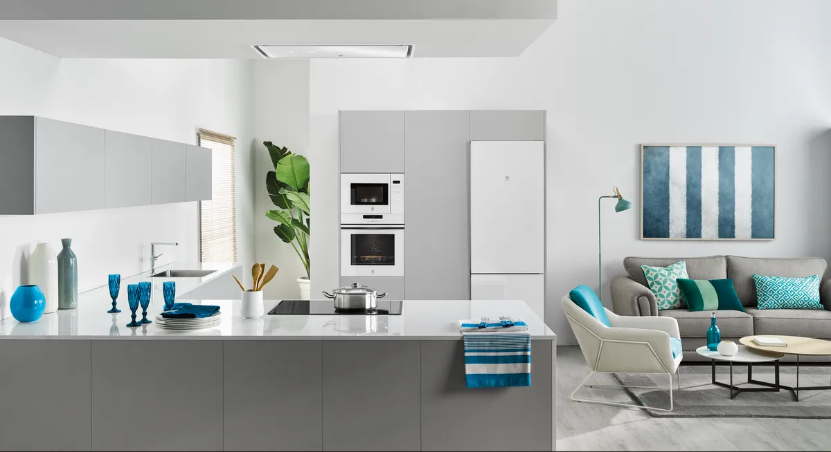Plano de cocina abierta al salon con serie cristal blanco