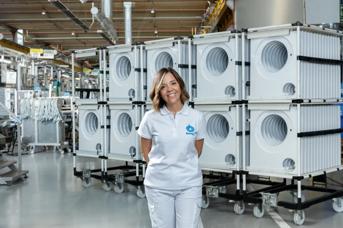 Empleada con uniforme de fábrica Balay en la fábrica