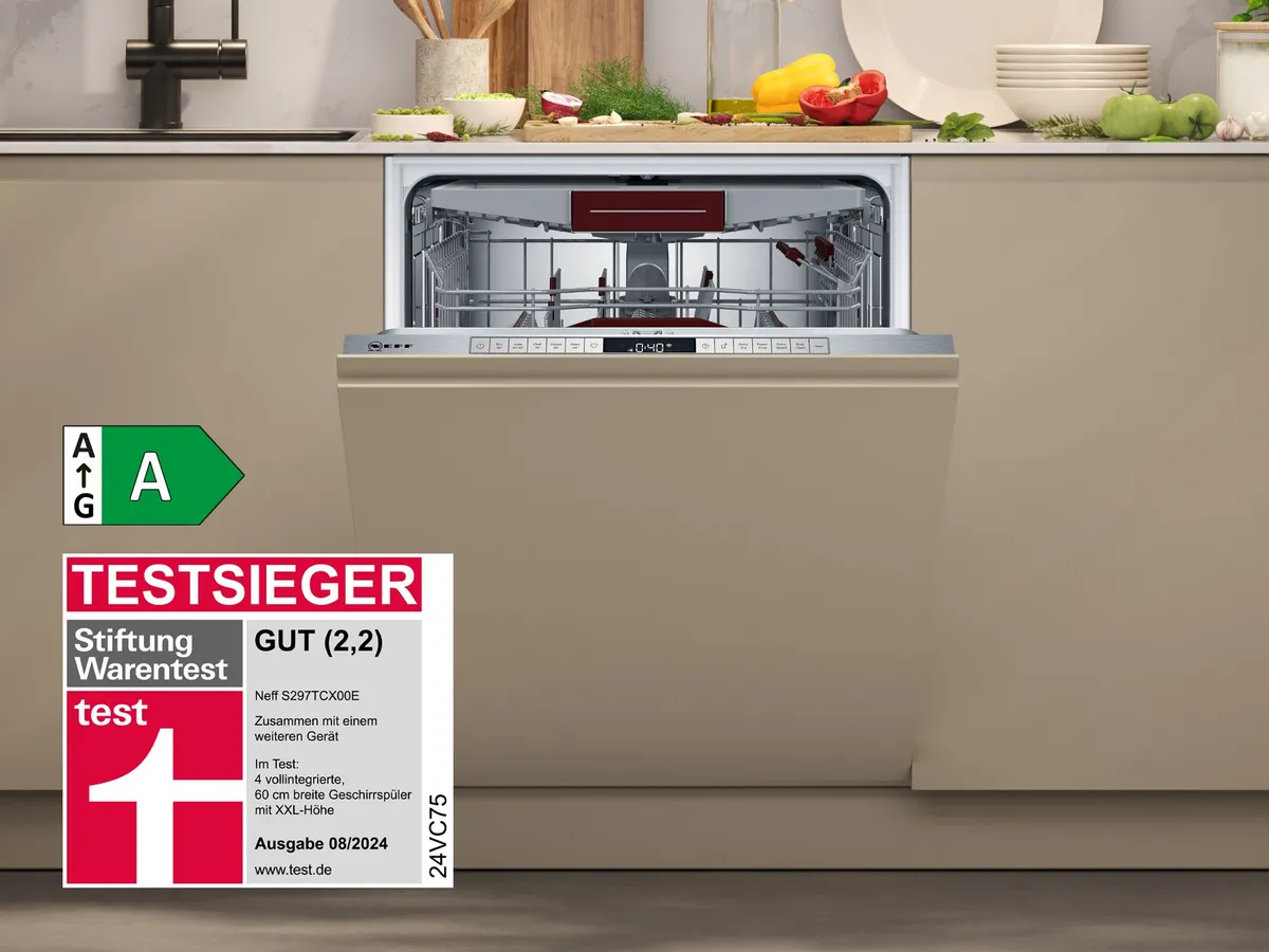 Ein moderner, integrierter Geschirrspüler zeigt seine geöffnete Tür mit einem "TESTSIEGER"-Abzeichen, das hohe Leistung und Energieeffizienz auszeichnet.
