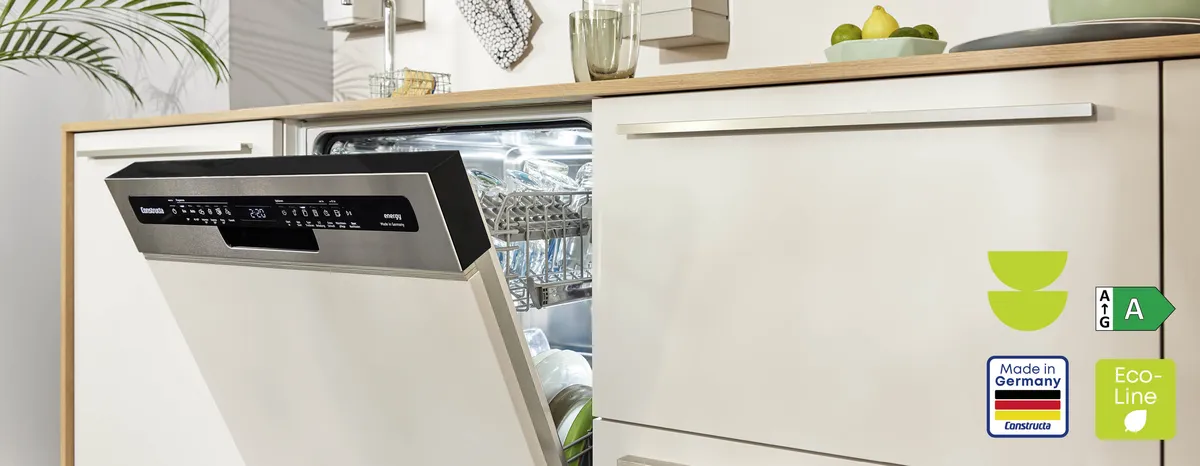 Moderne Küche mit Geschirrspüler, Glaswaren und umweltfreundlichem Gerätelabel.