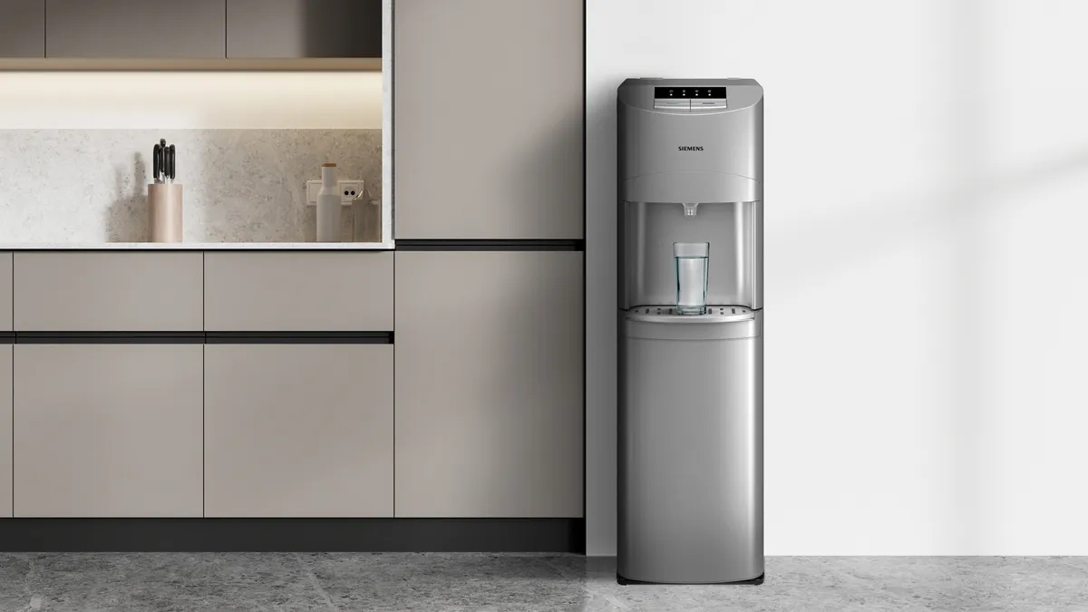 Gri dolaplar, su depolayıcı ve granit sayacı ile modern mutfak.