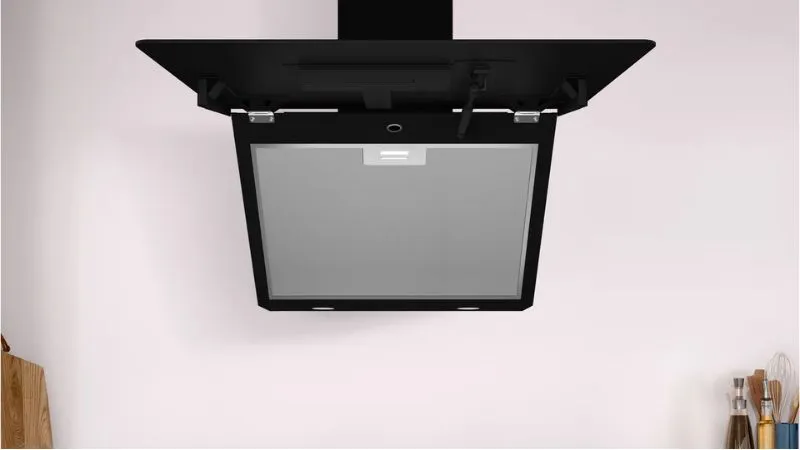 Gri bir ekran ve çeşitli portlar ve konektörler ile tavan destekli siyah TV ekran ünitesi görünür.