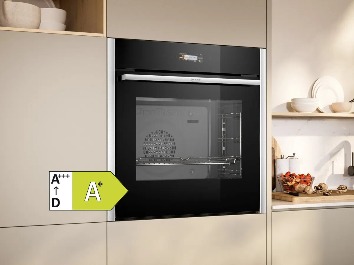 Moderne Küche mit einem eleganten Einbaubackofen und A+ Energieetikett, warmen Farbtönen und geordneten Regalen.