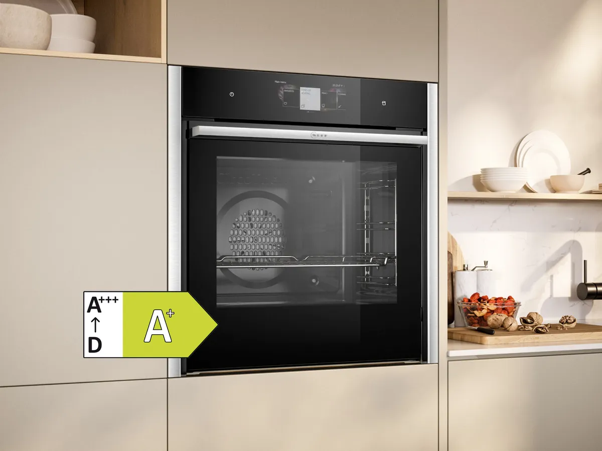 Moderne Küche mit einem eleganten Einbaubackofen und A+ Energieetikett, warmen Farbtönen und geordneten Regalen.