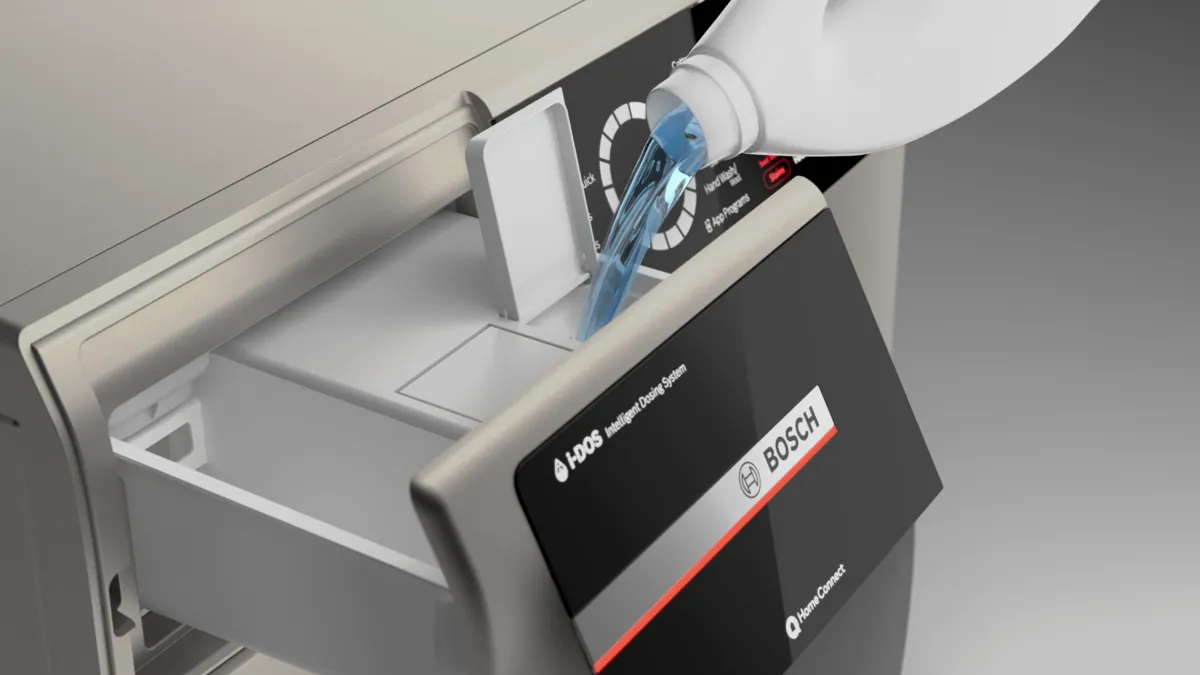 Vaskemaskin med Bosch-logo, vaskemiddelbeholder og åpen dør.