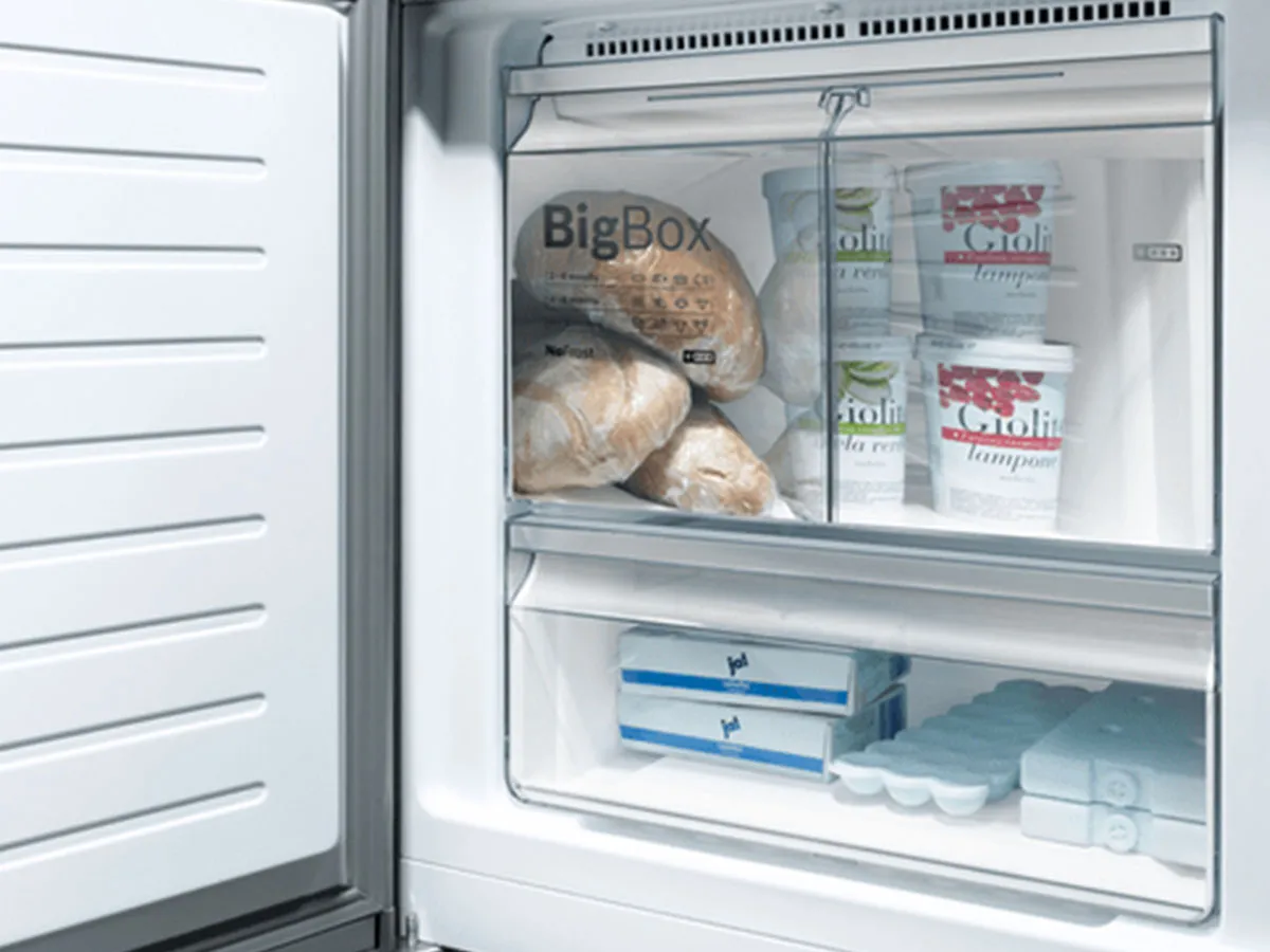 Tiroirs d’un congélateur Bosch contenant du pain, des glaces et des bacs à glaçons.