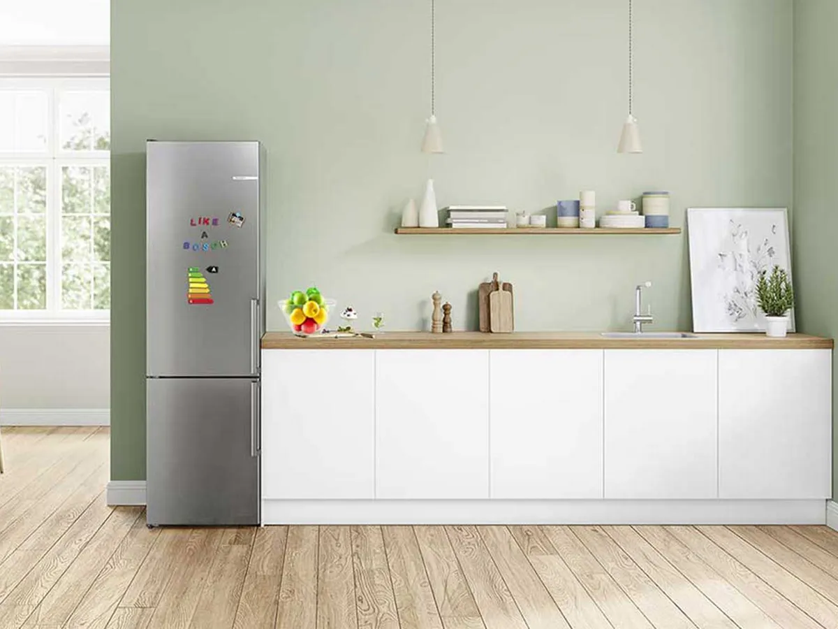 Une cuisine moderne équipée d'un frigo, mettant en valeur un espace de cuisson propre et organisé.