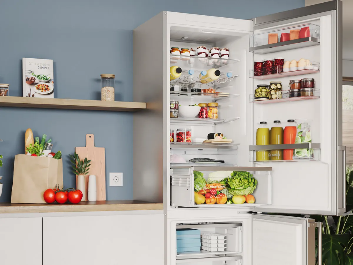 Un frigo ouvert présentant une variété d'aliments et de boissons, mettant en valeur sa grande capacité de stockage.