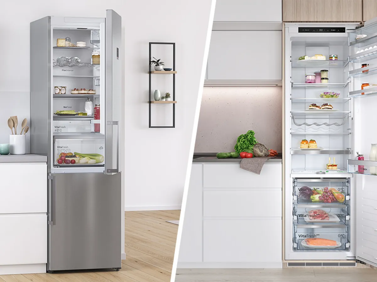 Comparaison entre un réfrigérateur pose libre et un modèle encastrable dans une cuisine moderne.