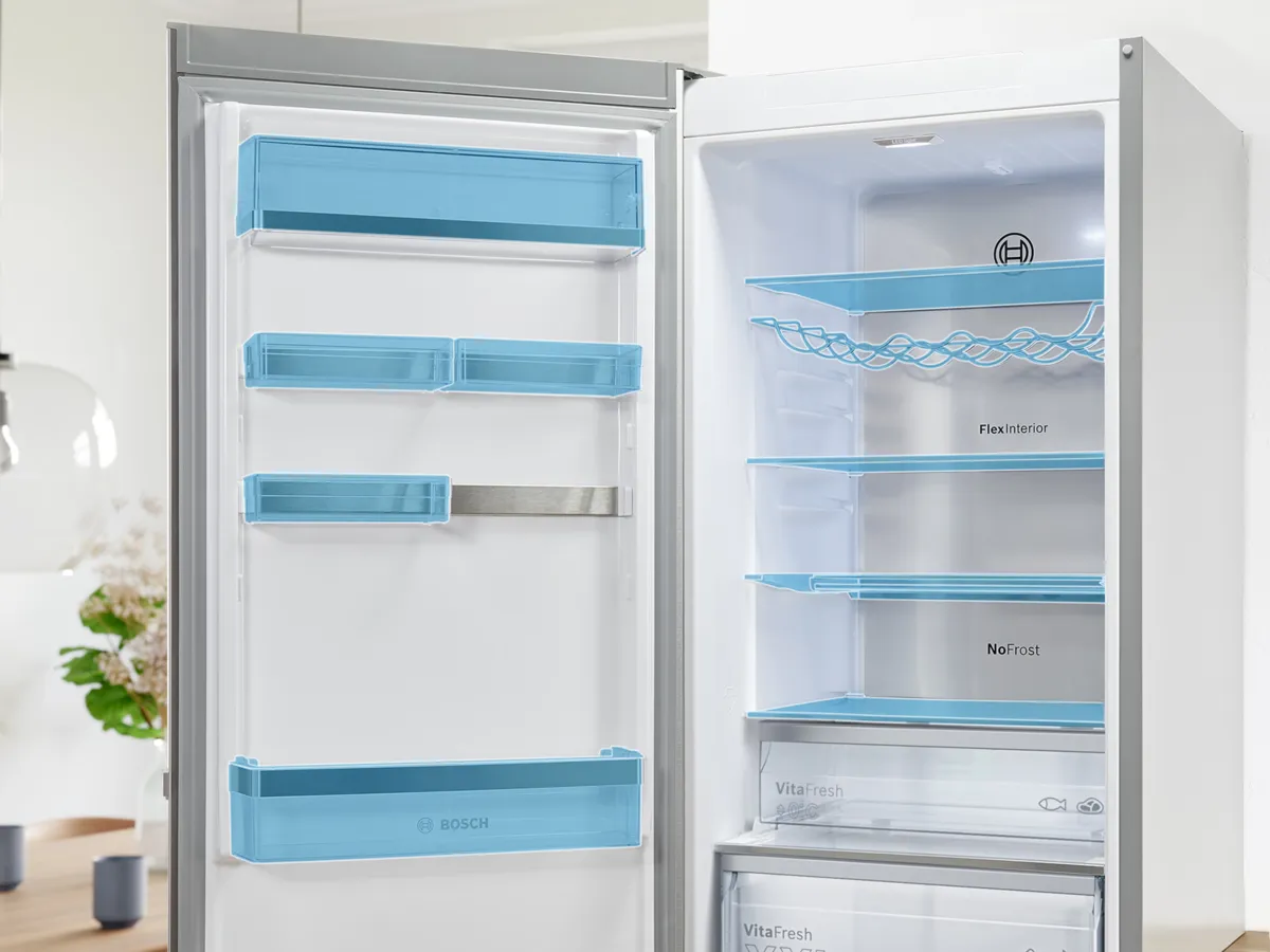 Réfrigérateur Bosch vide avec étagères bleues transparentes et compartiments VitaFresh.