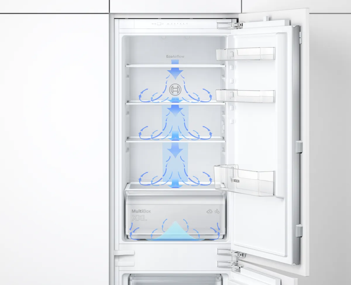 Un réfrigérateur ouvert met en valeur ses étagères et son système de ventilation de refroidissement, avec un design élégant et moderne et une circulation d'air efficace.