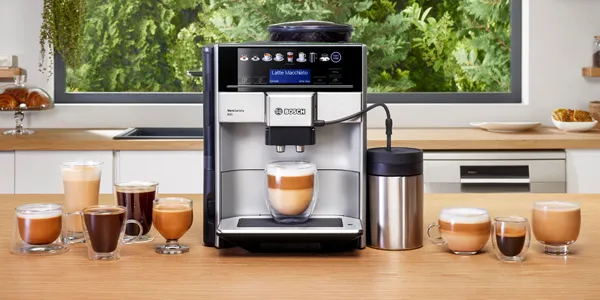 Modern bir kahve makinesi ile tam donanımlı mutfak, çeşitli kahve içeceklerini ve doğal bir açık görüşle karşı karşıya.