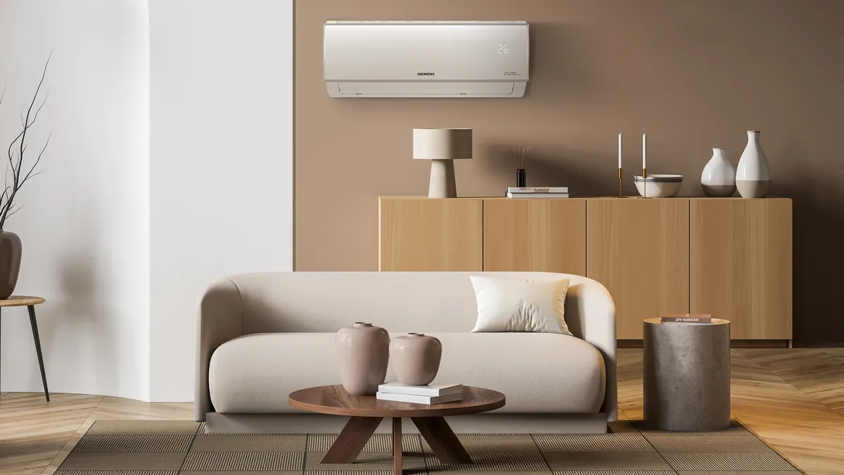 Beige kanepe, ahşap mobilya ve duvardaki klima ünitesi ile Minimalist oturma odası.