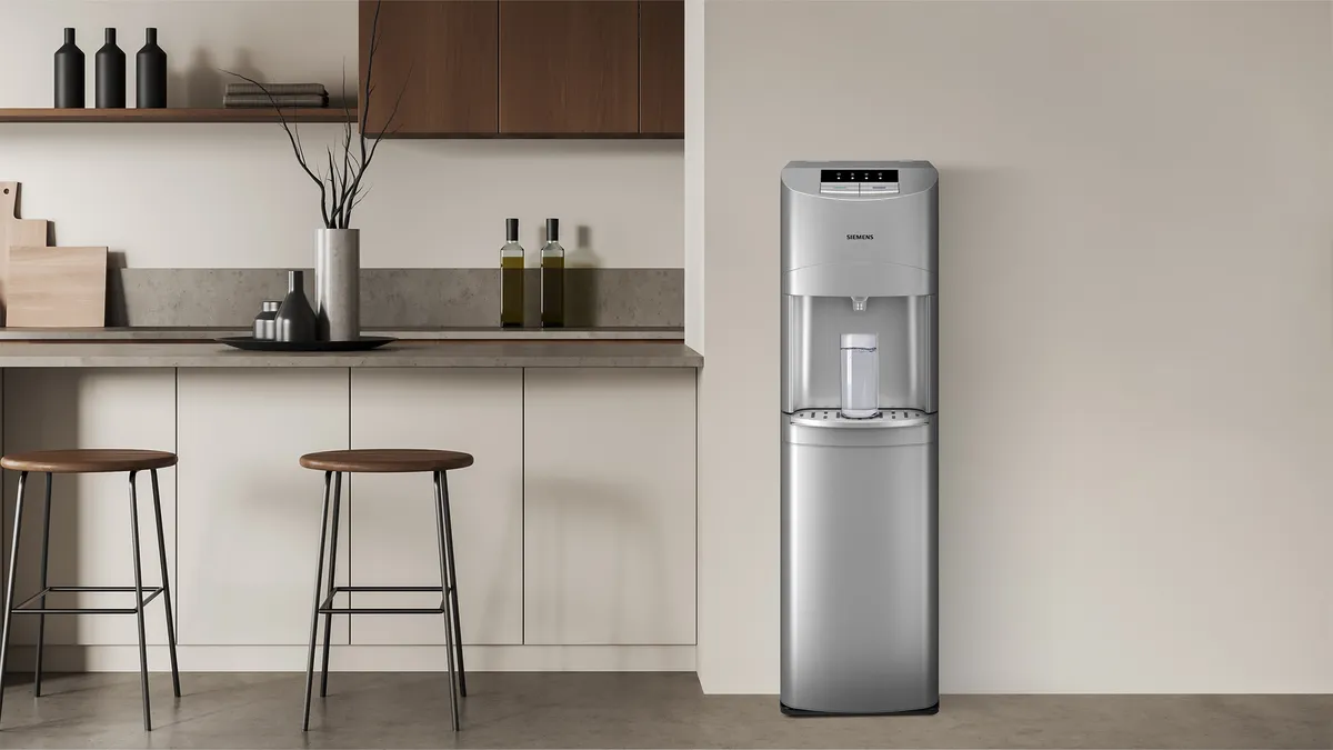 Ahşap kabinler, raflar ve gümüş bir su depolayıcı ile modern mutfak.