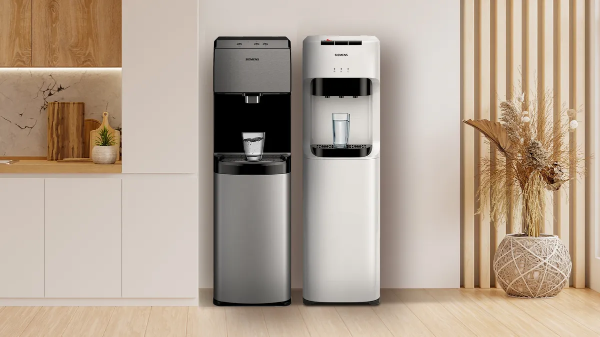 Ahşap aksanlarla minimalist bir mutfakta iki modern su soğutucusu.