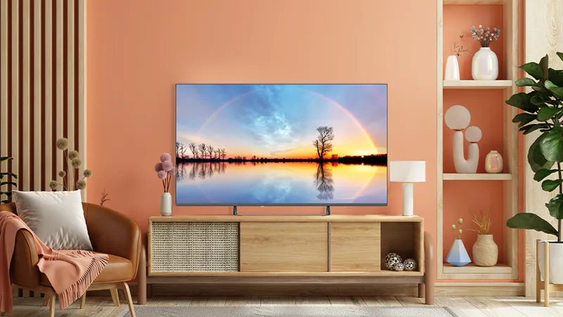 Güzel günbatımı manzarasını gösteren TV ile Cozy live room, göle yansıyan.
