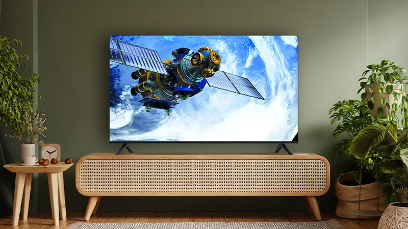 Mavi gökyüzüne karşı uzayda, modern oturma odasında büyük TV ekranında görüntülendi.