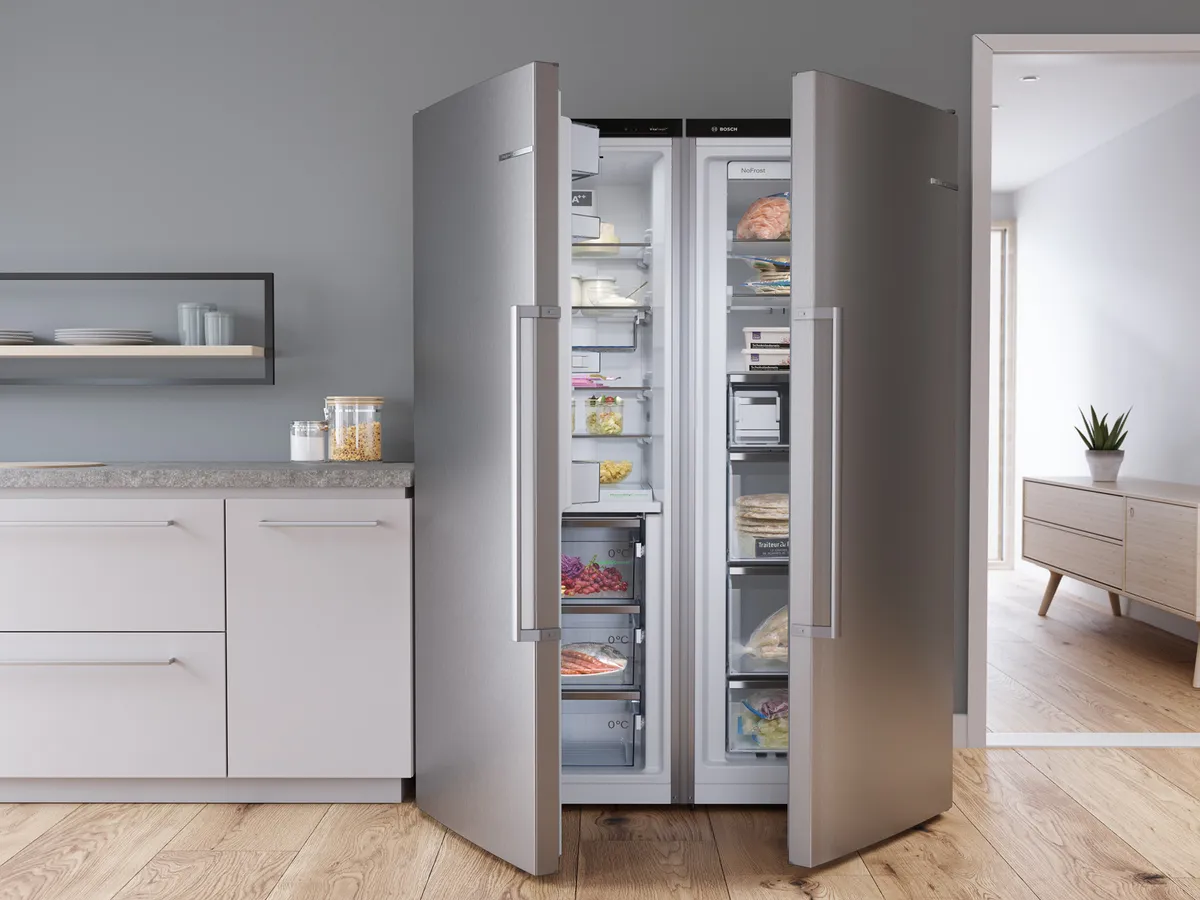 Réfrigérateur américain Bosch en inox avec portes ouvertes et intérieur bien organisé.