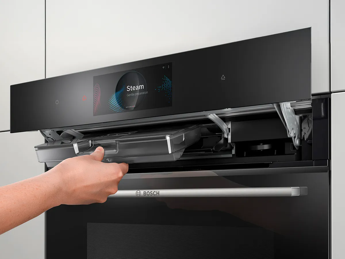 Bosch parna pečica - roka odpre predel za dodajanje vode