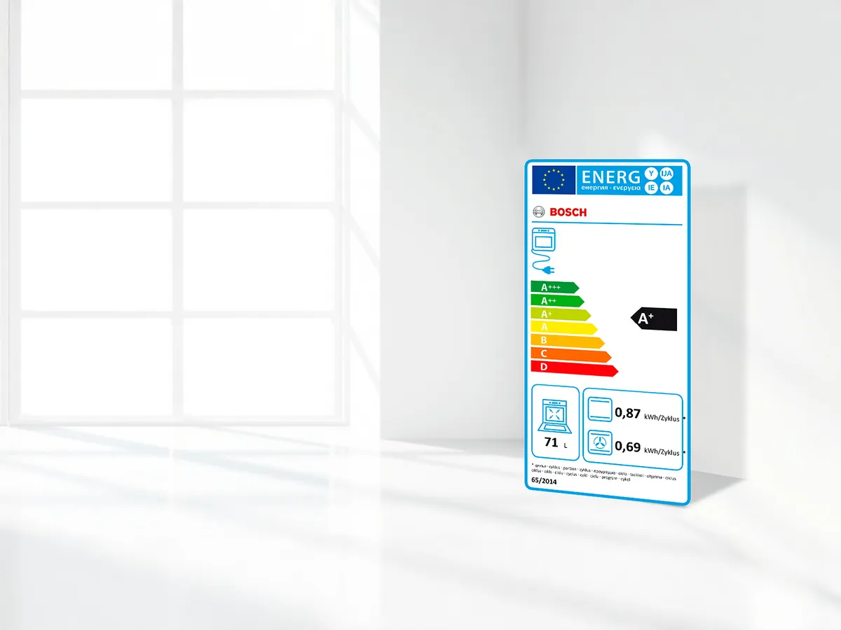 Rótulo de energia europeu com classificação A+ para um eletrodoméstico Bosch em uma sala iluminada.