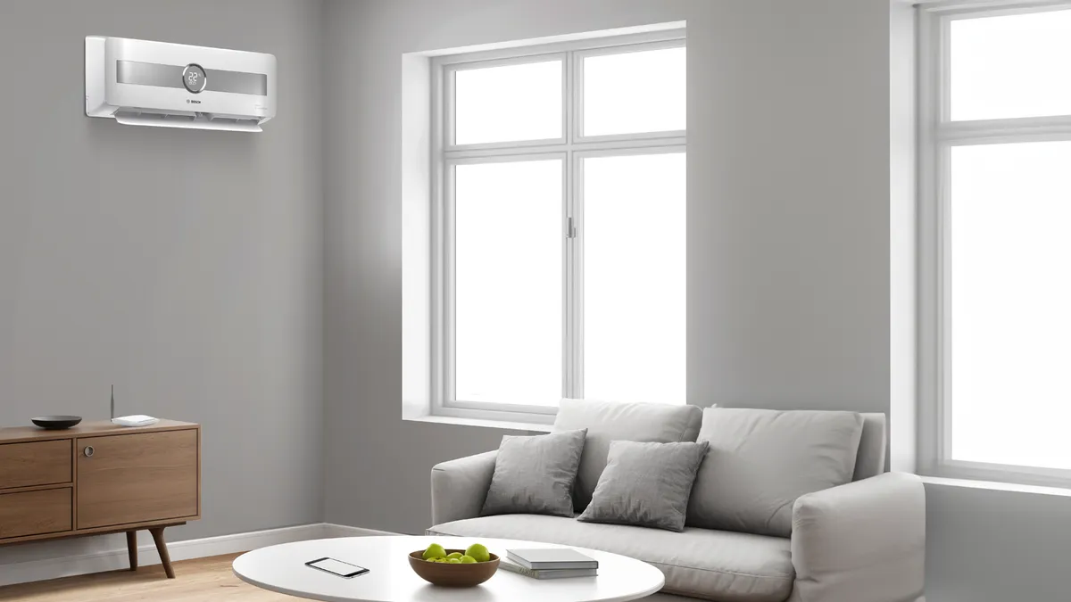 Beyaz duvarlarla Minimalist oturma odası, büyük pencereler, gri kanepe, ahşap kabin ve klima ünitesi.