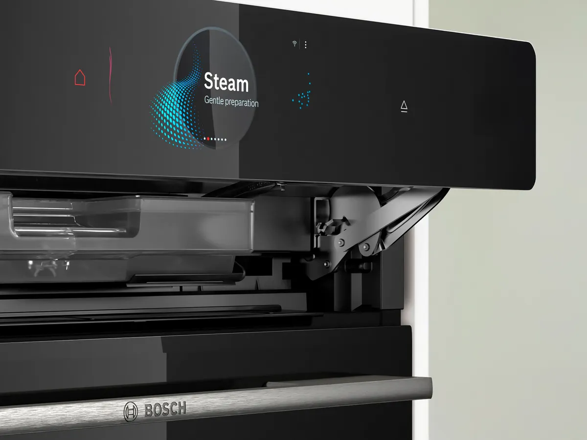 Um forno Bosch moderno aberto com um display digital mostrando uma função de cozedura a vapor.
