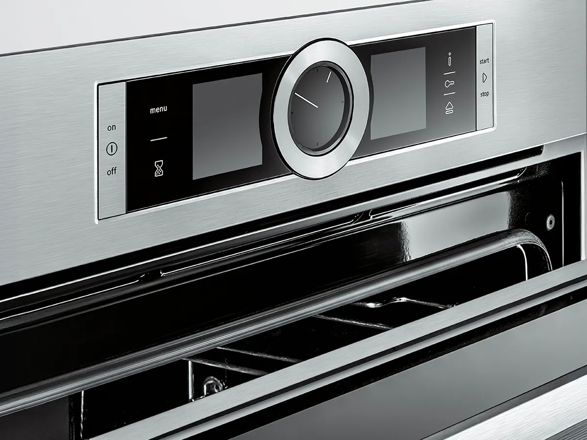 Forno Bosch com controles digitais e porta aberta, exibindo um exterior em aço inoxidável.