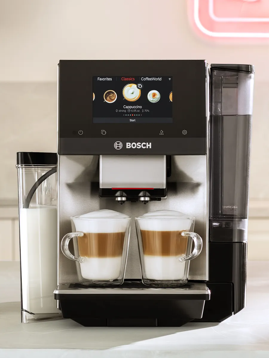 آلة إسبريسو بوش فيرو كافيه من الفئة 800 تعرض كوبين من الكابتشينو أو اللاتيه