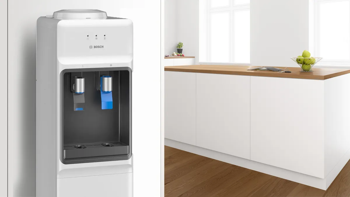 Beyaz su, ahşap zemin ve metalik bitki ile modern mutfakta depolanır.