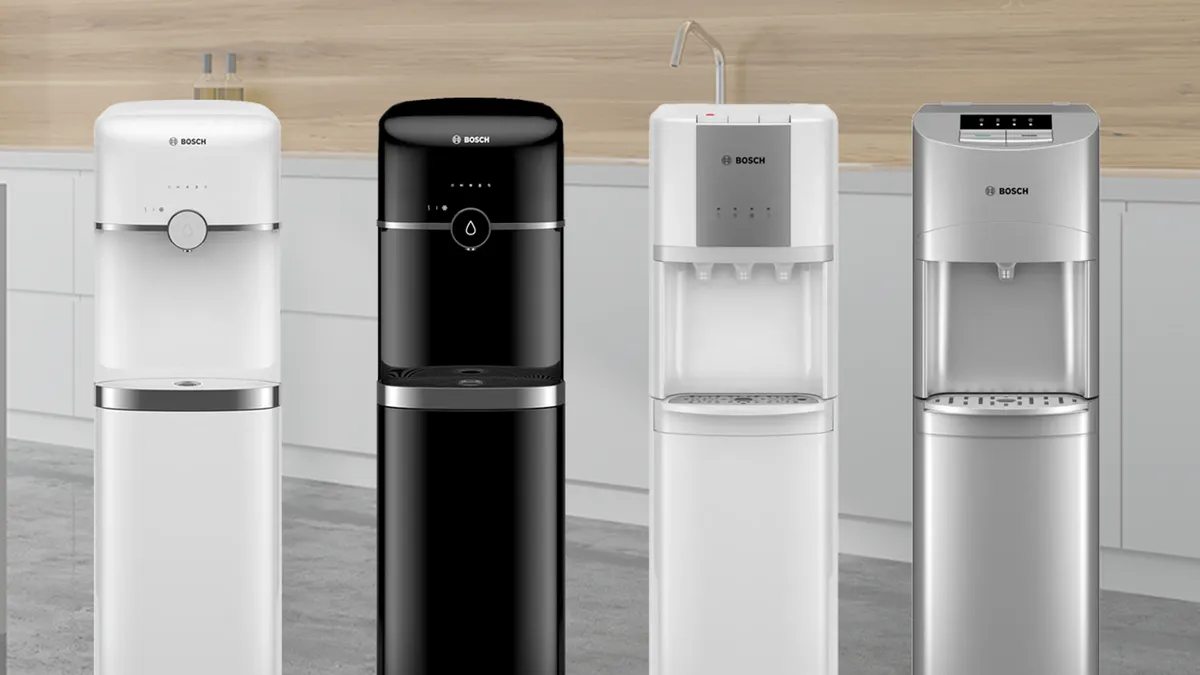 Çeşitli renklerde dört Bosch su depolayıcısı ve bir satırda düzenlenmiştir.