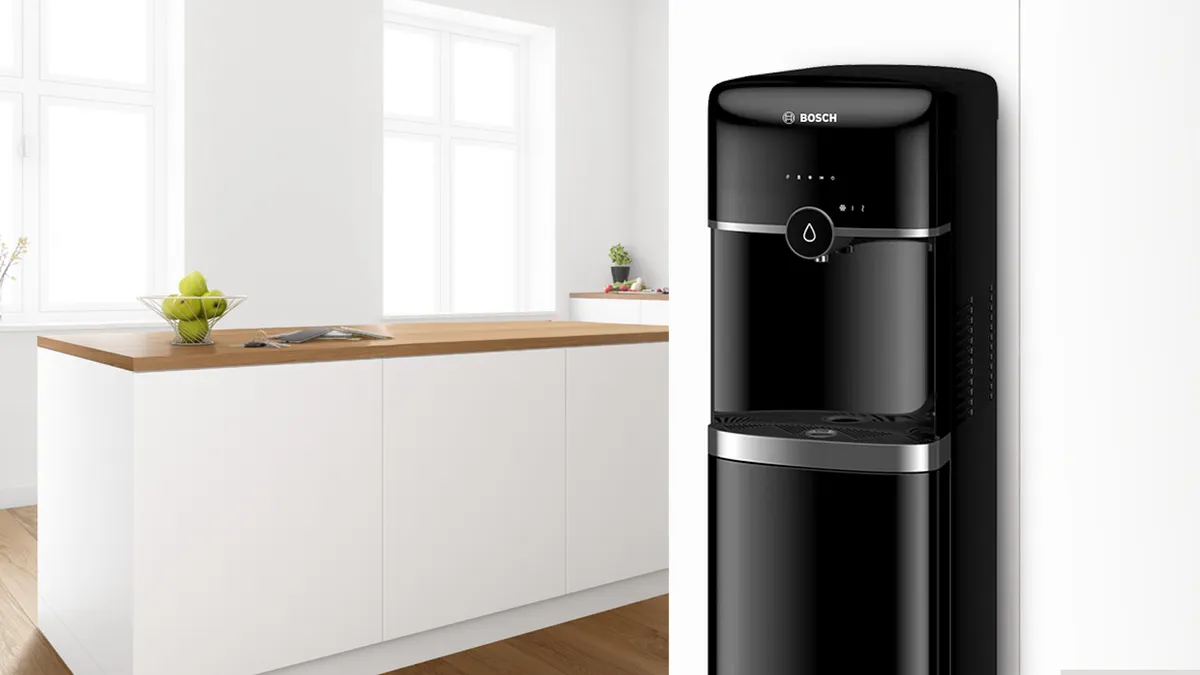 Beyaz kabinler, ahşap sayacı ve siyah Bosch su depolayıcı ile modern mutfak.