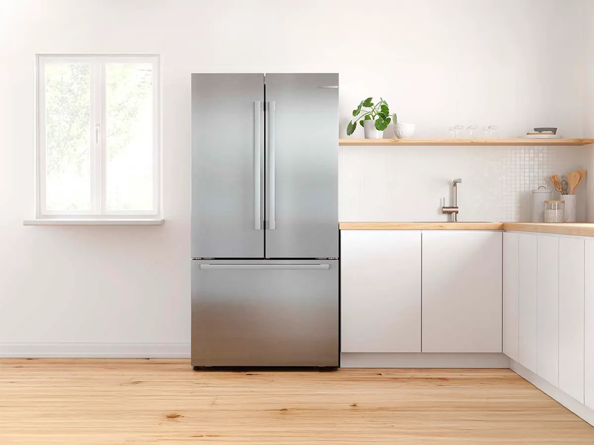 Frigorífico de portas francesas numa cozinha aberta.