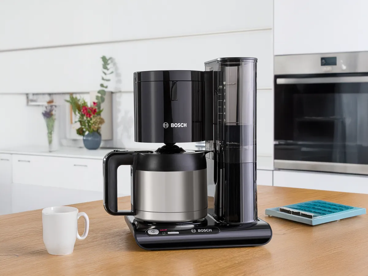 Máquina de café Styline em preto e aço inoxidável em cima da bancada da cozinha.