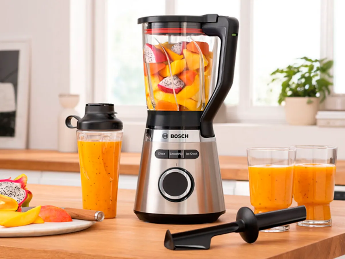 Liquidificador VitaPower Serie 4 com frutas, garrafa To-Go e copos de smoothie em uma prateleira da cozinha.