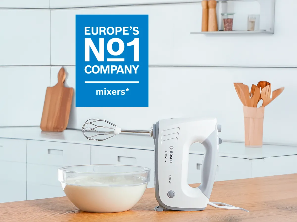 Um liquidificador de mão Bosch ao lado do logotipo da Marca Número 1 da Europa.