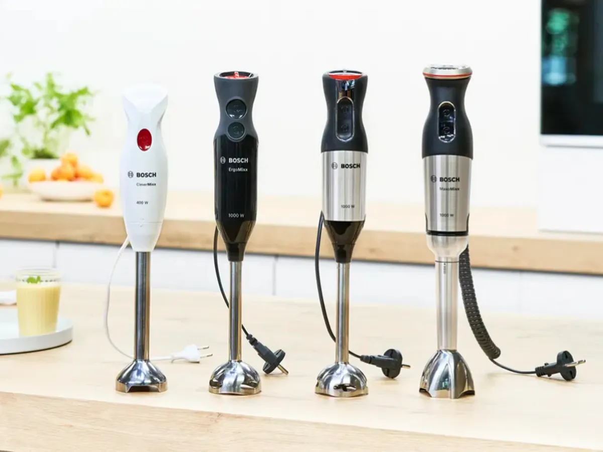 Uma seleção da gama de liquidificadores de mão Bosch sobre uma bancada de cozinha.