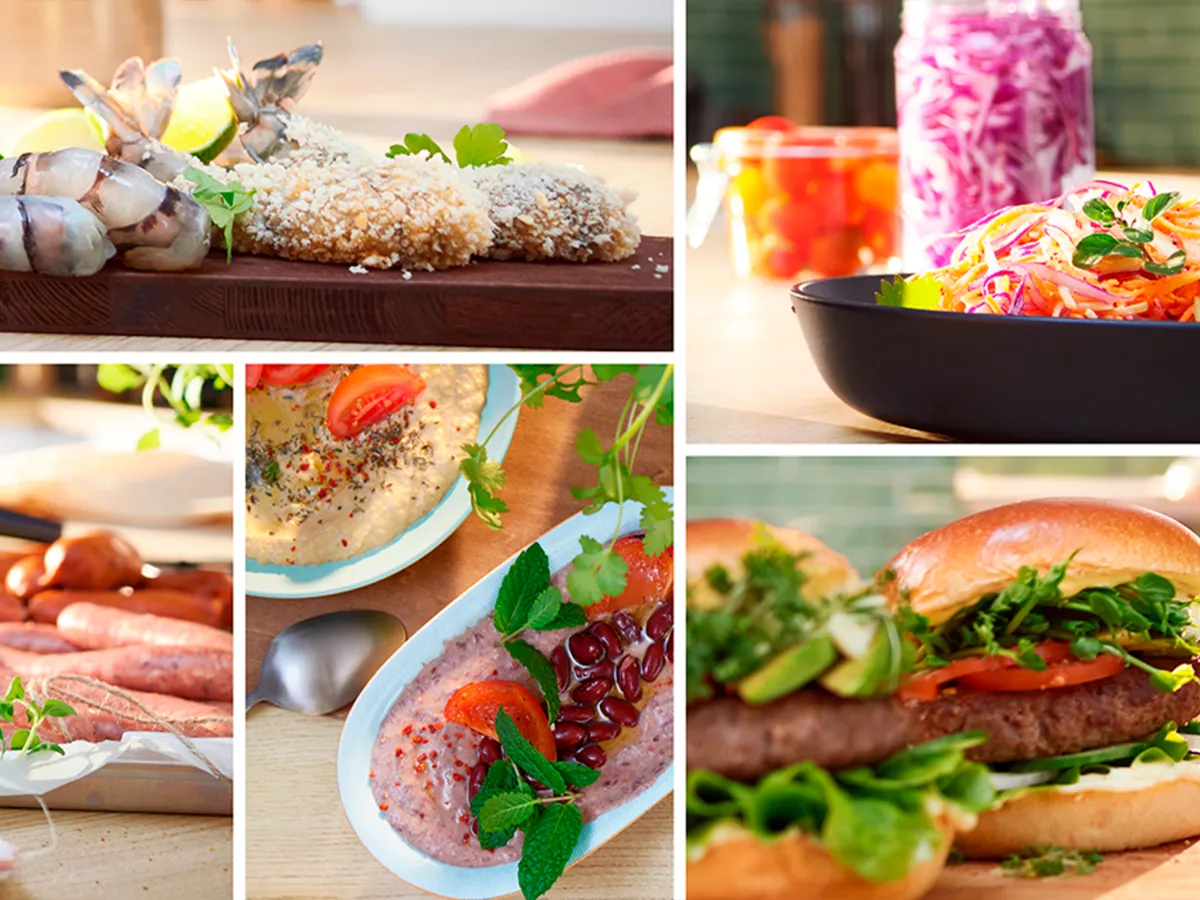 Colagem de alimentos preparados com o acessório picador, incluindo migalhas de camarão, salada de repolho, salsichas, húmus, molho de feijão e hambúrgueres.