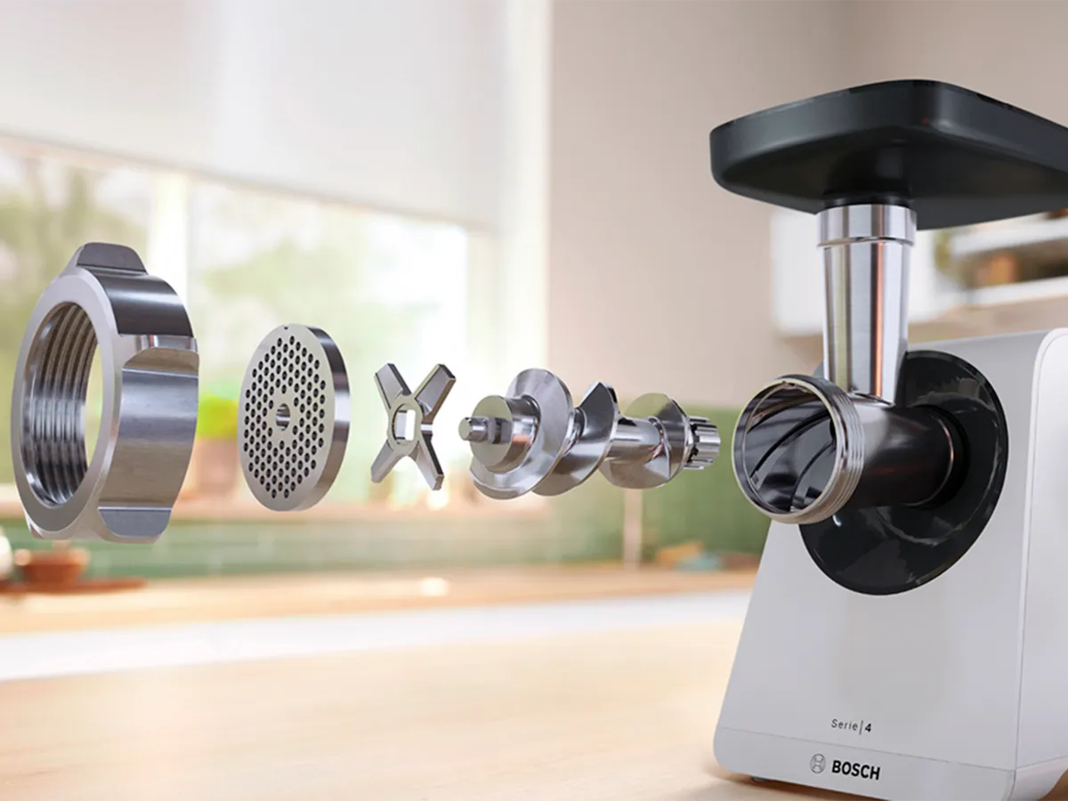 MultiPower Serie 4 branca no tampo da cozinha com vista explodida de vários acessórios.