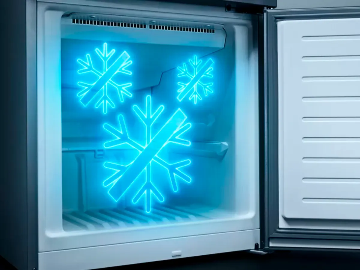 O compartimento do congelador de um frigorífico Siemens com uma representação gráfica azul mostrando ícones de gelo riscados.
