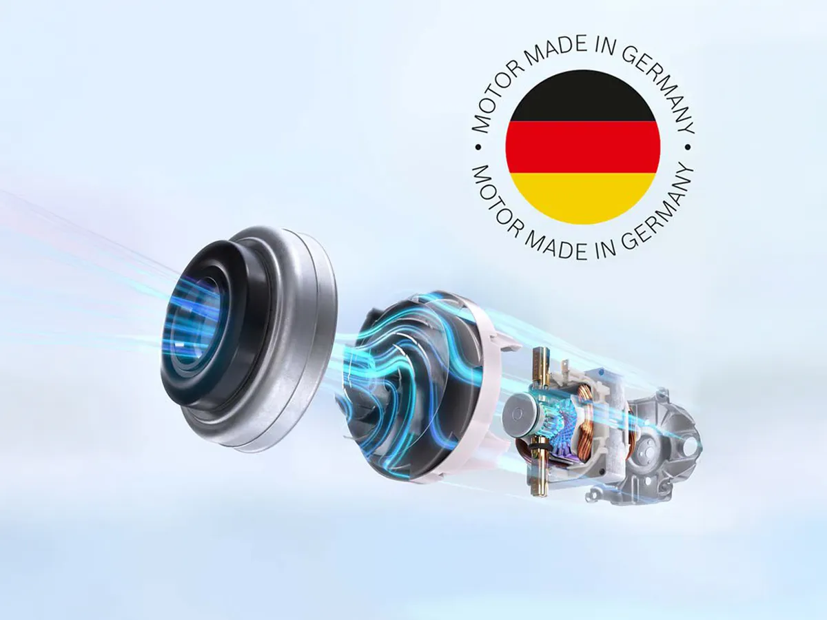 Genomskärning av motorkomponent med blå luftflödesdesign, tysk flagga och texten "Motor Made in Germany". 