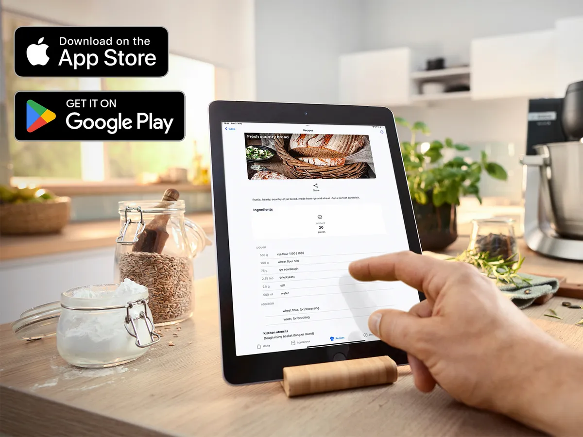 Tablet colocado na bancada da cozinha com receitas. 