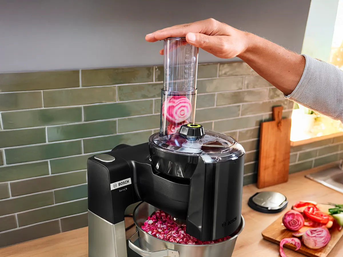 Robô de cozinha Série 6 com acessório cortador de cubos para cortar cubos de pepino.