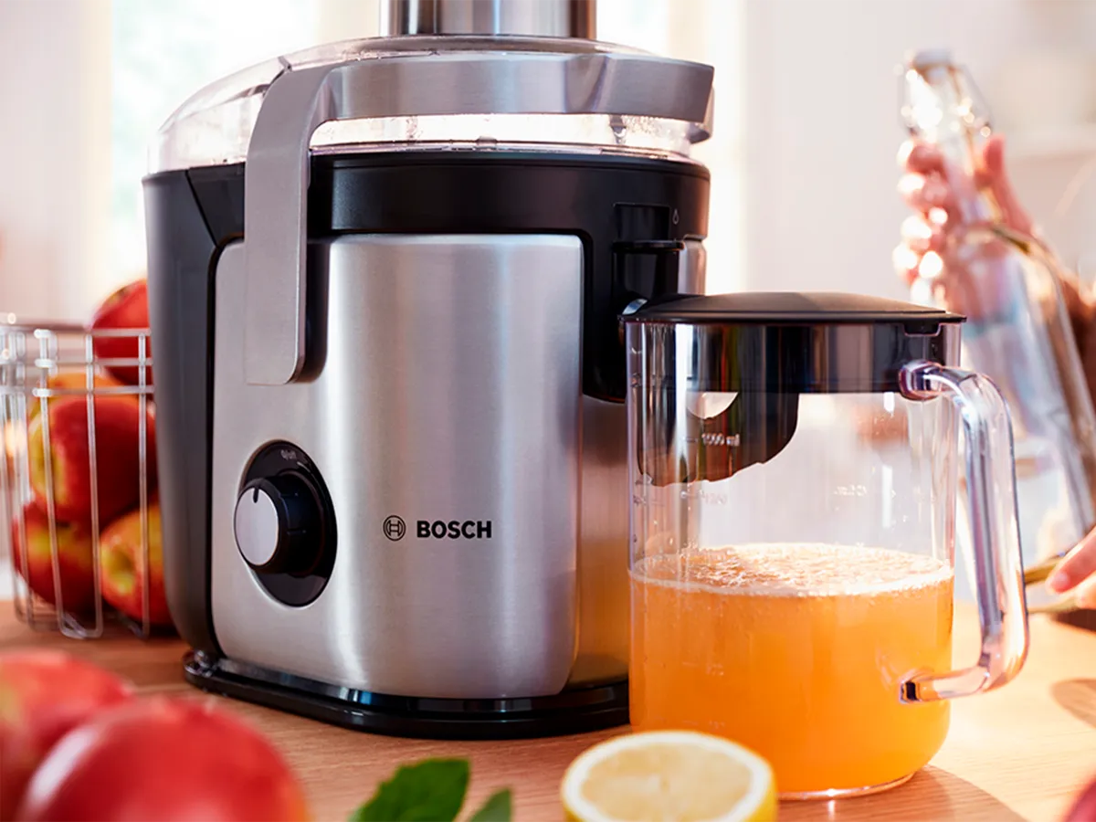 Espremedor centrífugo Bosch VitaJuice fazendo suco de laranja.